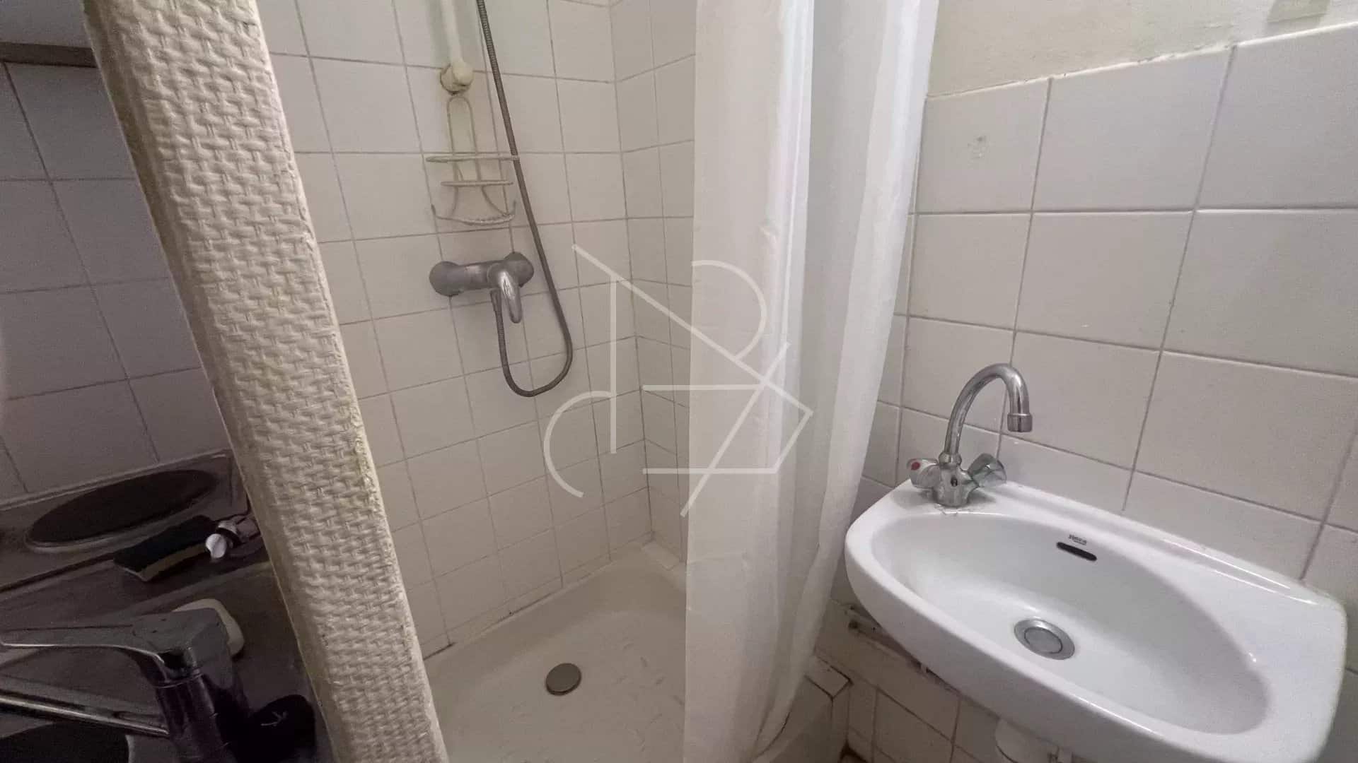 3436bfe35bc5c41e959cfe1ecaa33c63_fcc3ecbb48_1920-original-5185 Chambre de service Paris 8ème