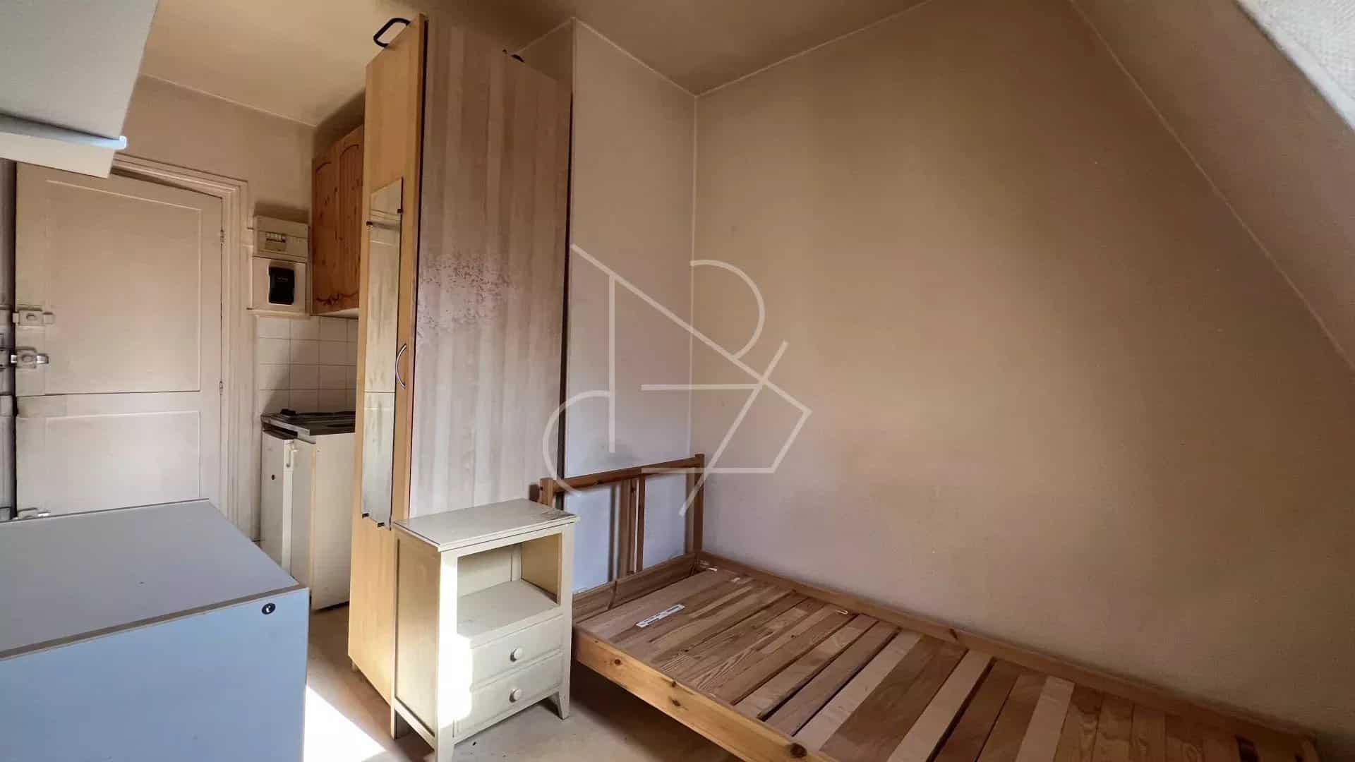 87af95c224a8180f0faabde73279562a_81be6a06cc_1920-original-5185 Chambre de service Paris 8ème